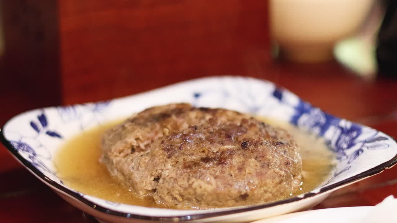 vista detallada del bun cha vietnamita en un plato