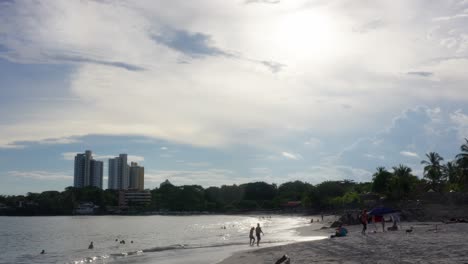 Gente-Disfrutando-De-La-Playa-Por-La-Tarde