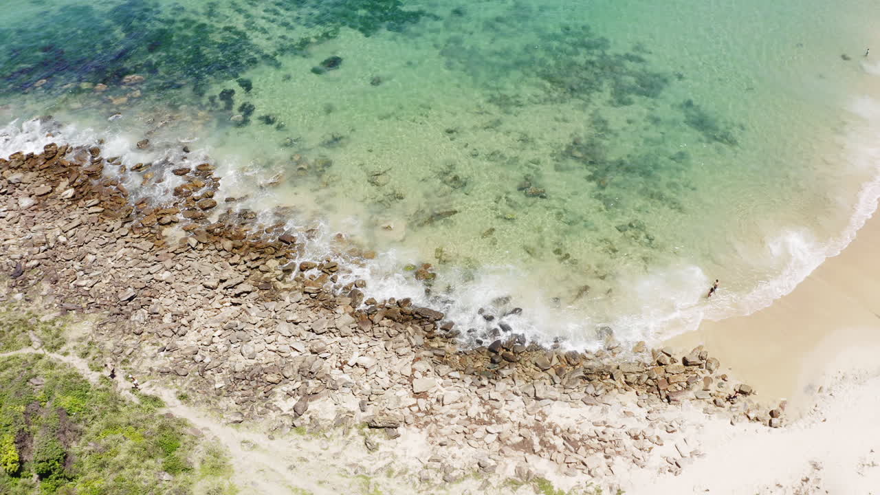 파도가 천천히 부 ⁇ 히고 있습니다.