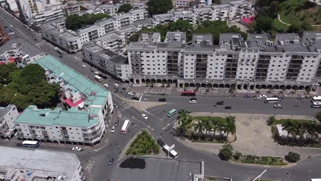 seguimiento aéreo diurno sobre el tráfico de plaza o&#39;leary, centro de caracas, venezuela
