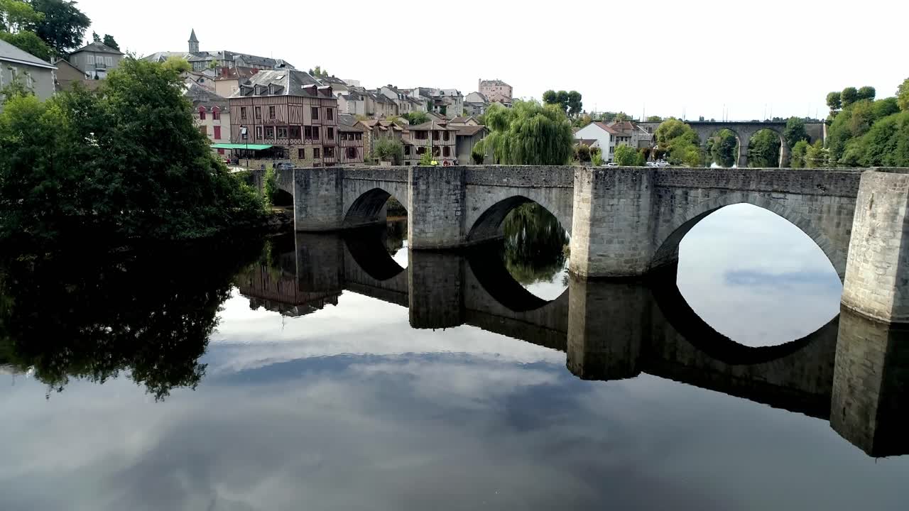 Ponte in pietra medievale che attraversa il fiume Vienne nella città di Limoges. Archi e movimento dell'acqua del fiume catturati in un sorvolo con drone.