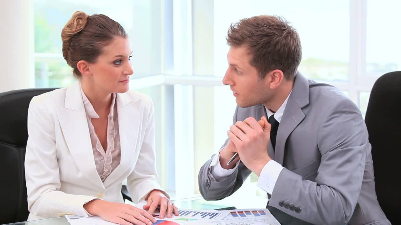 personas de negocios que trabajan en documentos