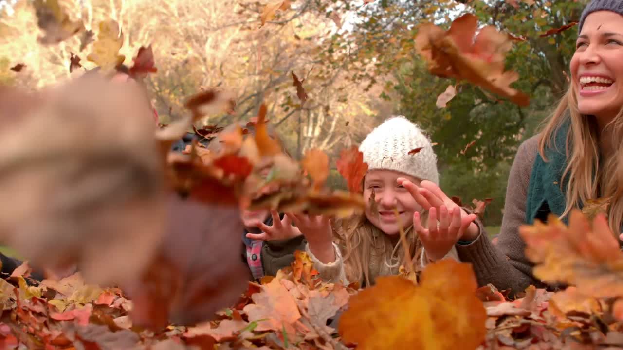 familia feliz divirtiéndose juntos