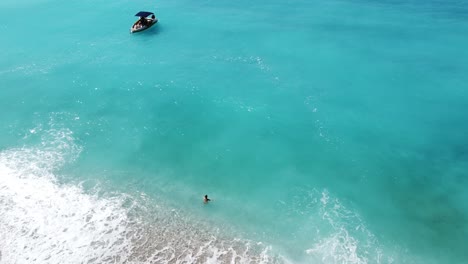 Chica-Disfrutando-Del-Mar-Turquesa-En-La-Playa-Paraíso-En-Turquía