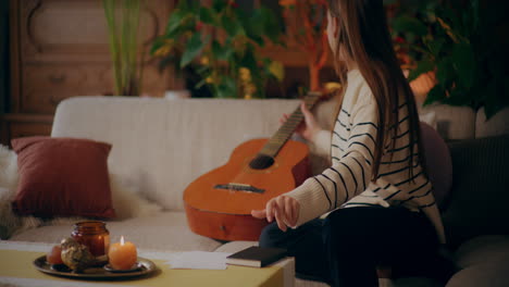 Mujer-Tocando-La-Guitarra-Escribiendo-Canciones-Componiendo-Música