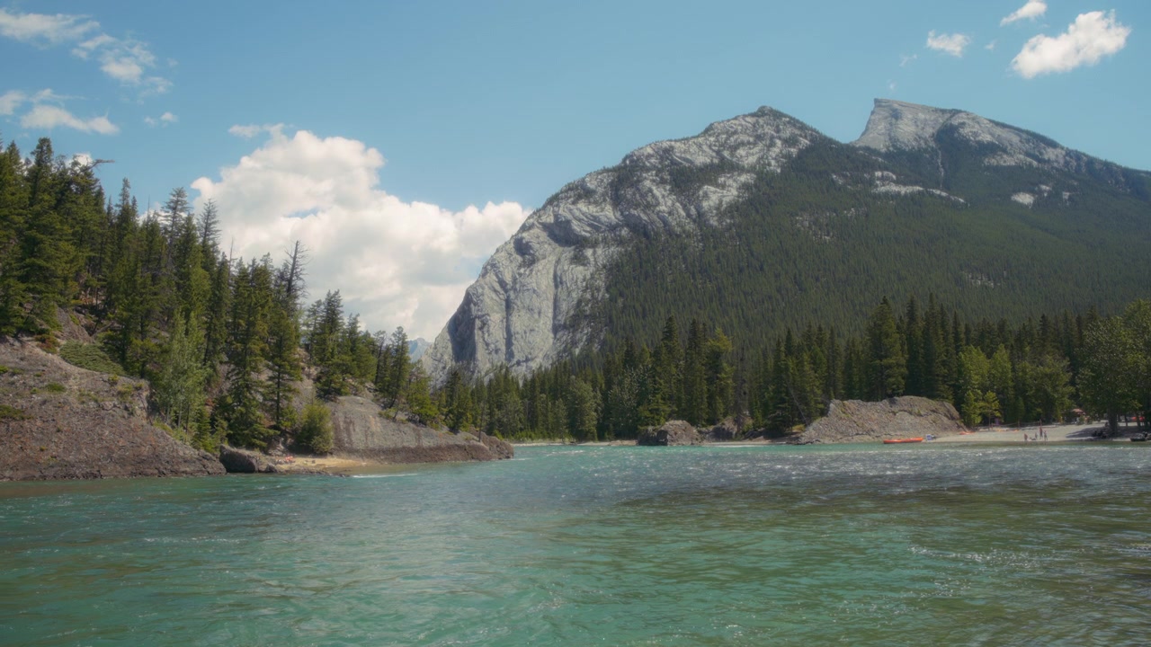 Colori turchesi del fiume Bow nel Parco Nazionale di Banff, Canada