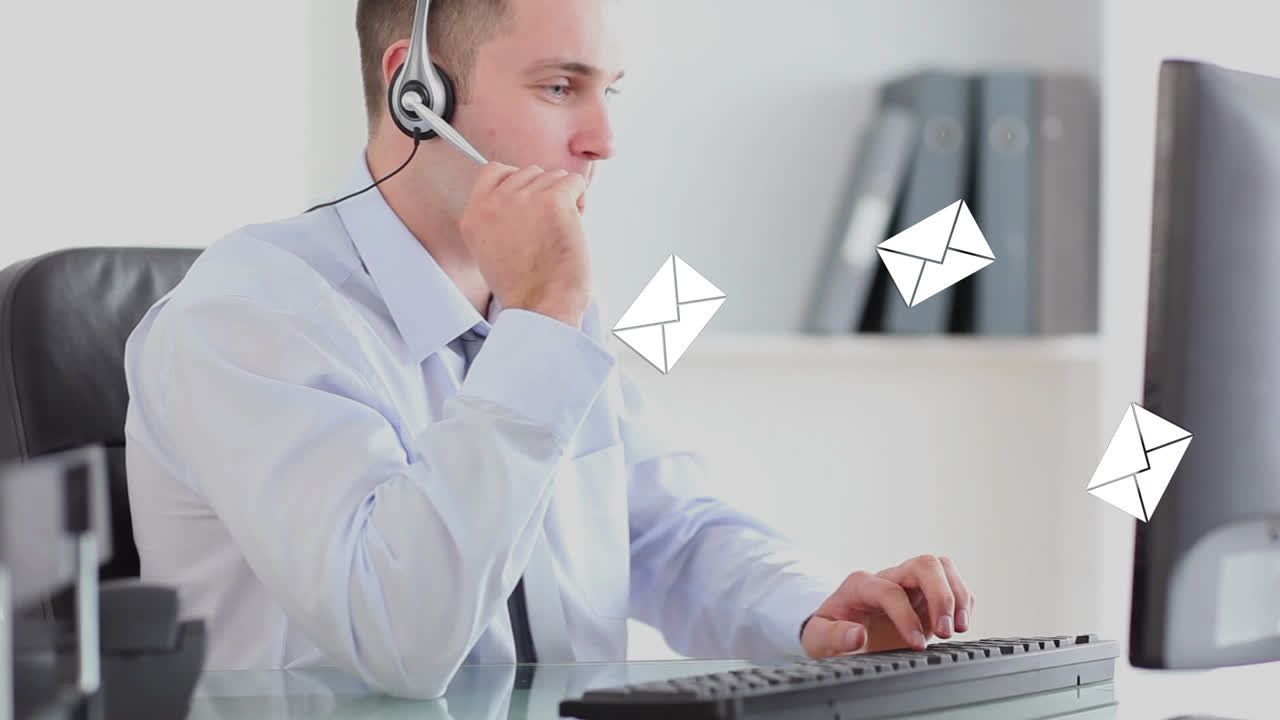 animación de iconos de redes sociales sobre un hombre de negocios con auriculares para teléfono