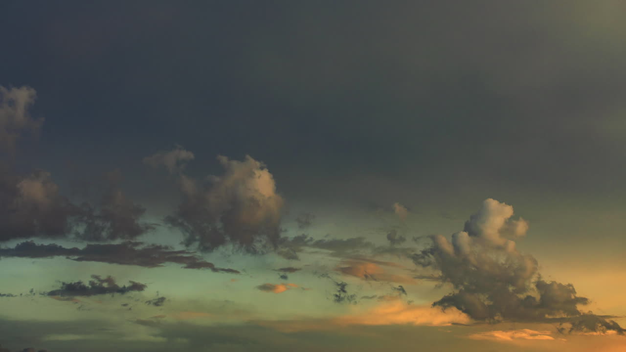 lapso de tiempo de 4k de formación de nubes doradas cálidas rodando a través del marco al atardecer