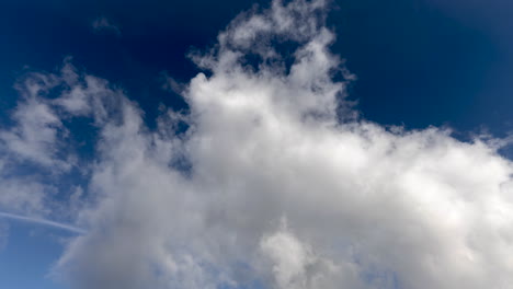 nubes blancas esponjosas moviéndose contra el cielo azul durante el día
