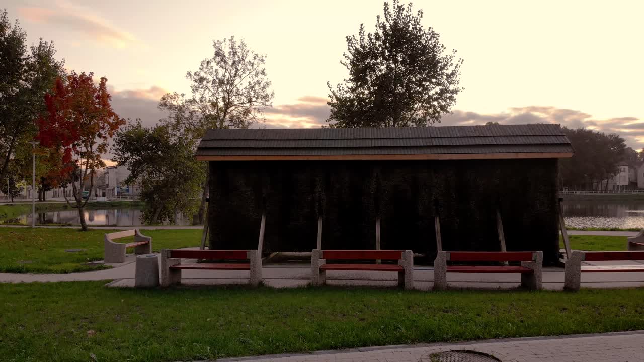 연못 근처의 작은 졸업탑, 벤치와 졸업탑이 있는 레크리에이션 및 치료 장소, 물가의 작은 마을 한가운데 산책로가 있는 스파