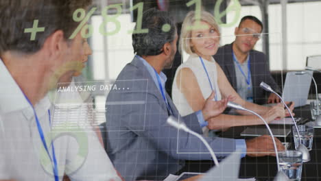 animación del procesamiento de datos estadísticos sobre diversos empresarios discutiendo juntos en la oficina