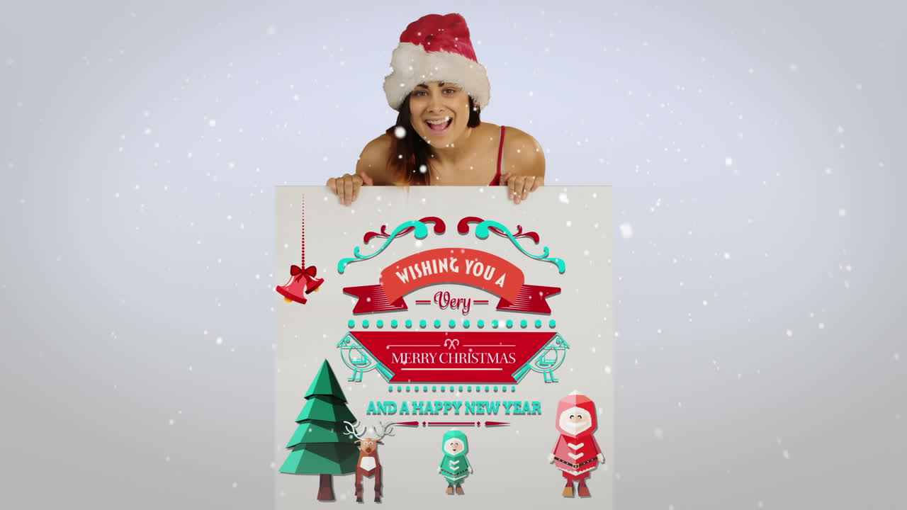 una morena festiva que presenta una tarjeta de navidad