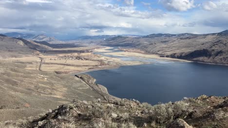 majestuoso acantilado de batalla: un impresionante paisaje natural en kamloops