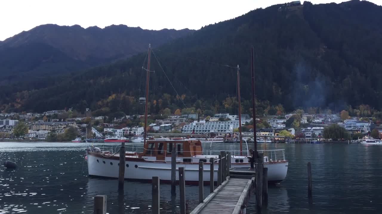 뉴질랜드 스타운의 산 에 정박한 배