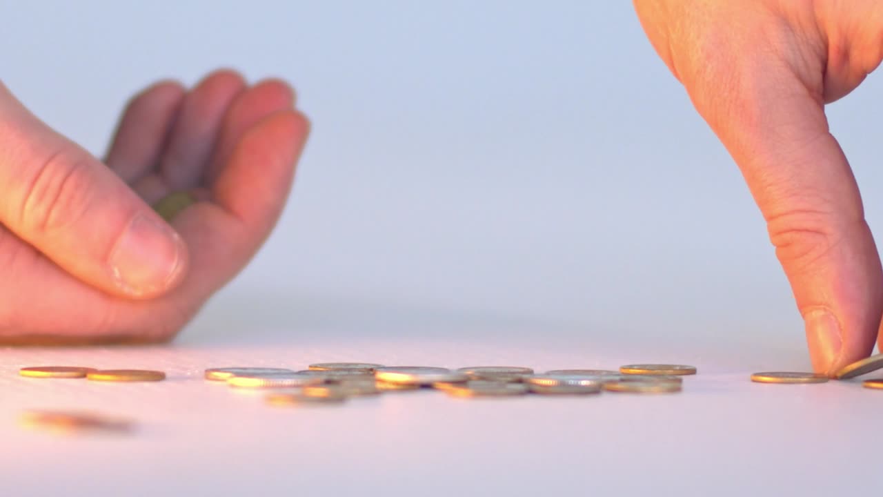 손은 동전을 들고 접는다.