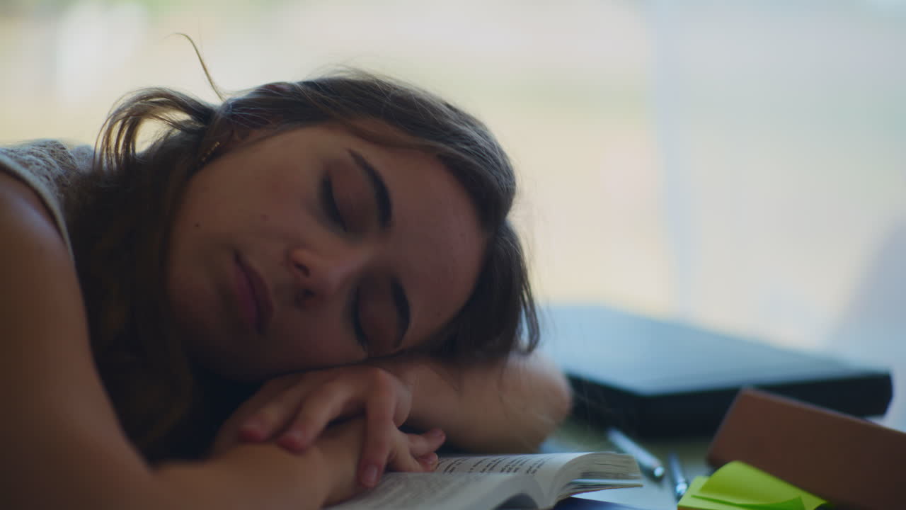 Trist, overanstrengt kvindelig studerende læser