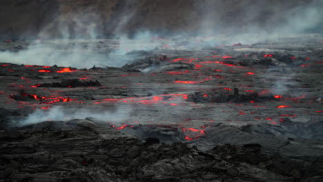 Rot-orange-Geschmolzene-Lava,-Die-Auf-Lavafeld-Mit-Rauch-Fließt