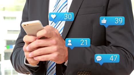 animación de las reacciones de las redes sociales sobre las manos de un empresario caucásico que usa un teléfono inteligente