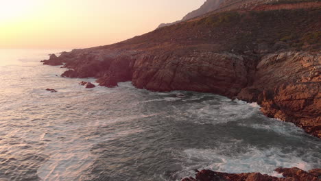 video de la hermosa vista de la costa del mar con olas y rocas