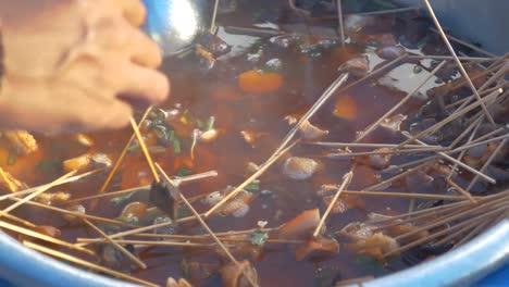 Las-Imágenes-De-Primer-Plano-De-La-Olla-Caliente-De-Palitos-De-Cerdo-Al-Estilo-De-Myanmar,-Comida-Callejera-Popular-En-Sangkhlaburi,-Tailandia