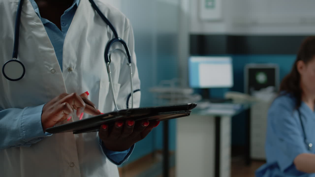 Professionisti del settore medico che lavorano in una clinica