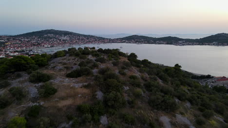 Volando-Sobre-Una-Pequeña-Montaña-Hasta-El-Puerto-De-Murter,-Croacia