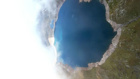 Unglaubliche-Schönheit-Des-Bergsees-Naret-In-Der-Schweiz