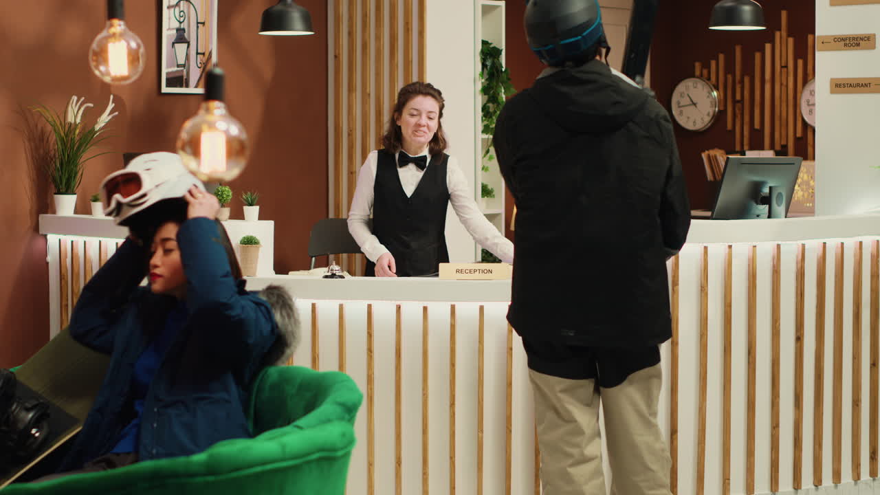 직원에게 경사 방향을 묻는 관광객