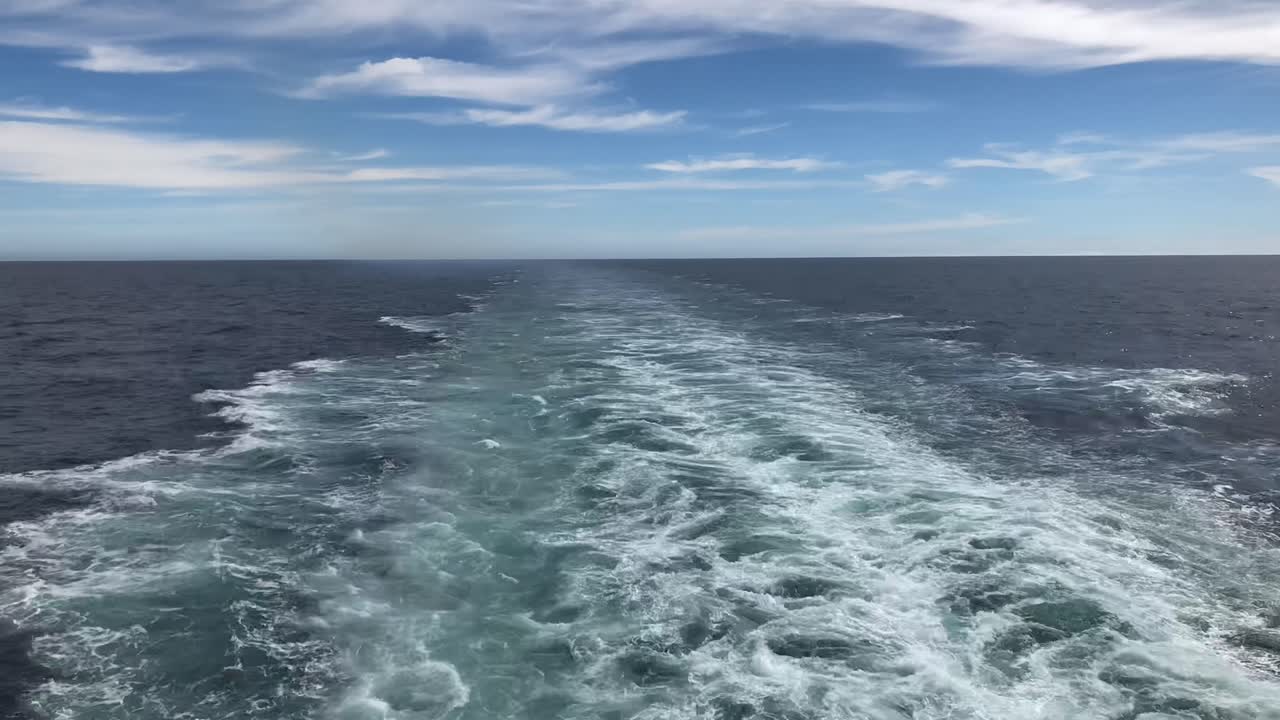 개방 수역에서 선박의 항적 시간 경과, 선박의 후방, 후방 시야