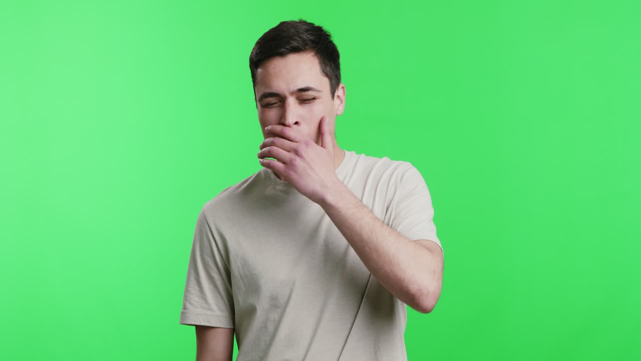 Uomo che sbadiglia su schermo verde