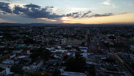 hermosa puesta de sol de una ciudad hispana vista desde un dron