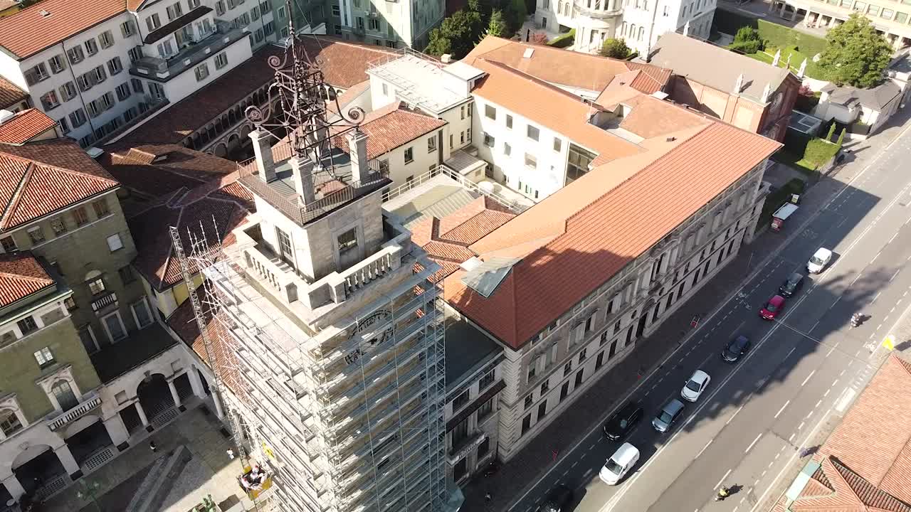 torre del reloj en reparación en el centro de bérgamo, vista de órbita aérea