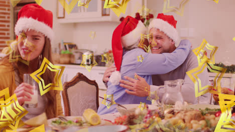 Animación-De-Estrellas-Flotando-Sobre-Una-Feliz-Familia-Caucásica-Usando-Gorros-De-Papá-Noel-Y-Cenando