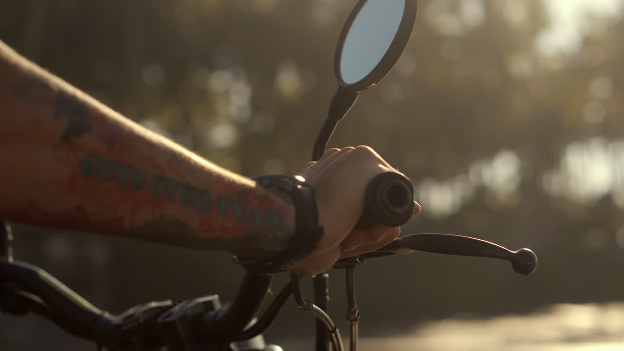 persona montando una motocicleta en una playa soleada