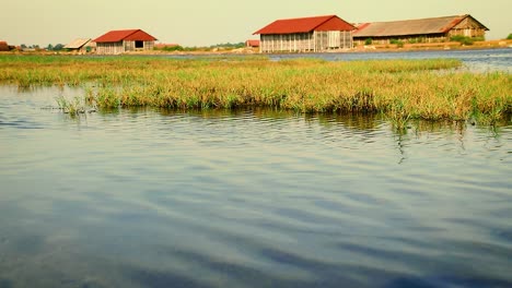 Granja-De-Sal-Inundada-Y-Casa-De-Almacenamiento-De-Sal-En-Kampot-Camboya-Durante-La-Temporada-Del-Monzón