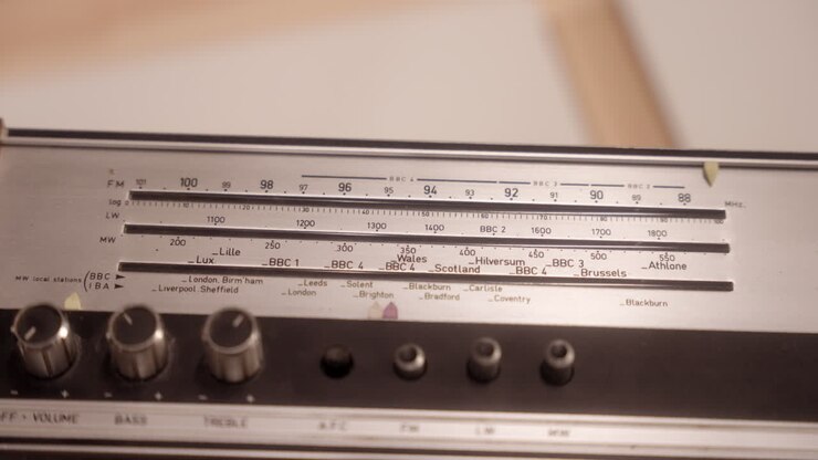 Una ripresa panoramica di una vecchia radio d'epoca