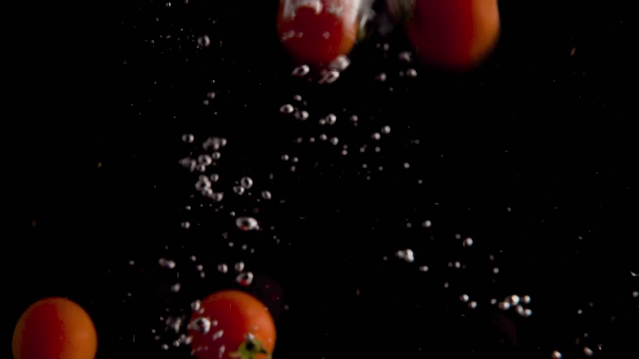 물속으로 떨어지는 토마토 슈퍼 슬로모션, 검은색 배경, 많은 기포, 4k240fps
