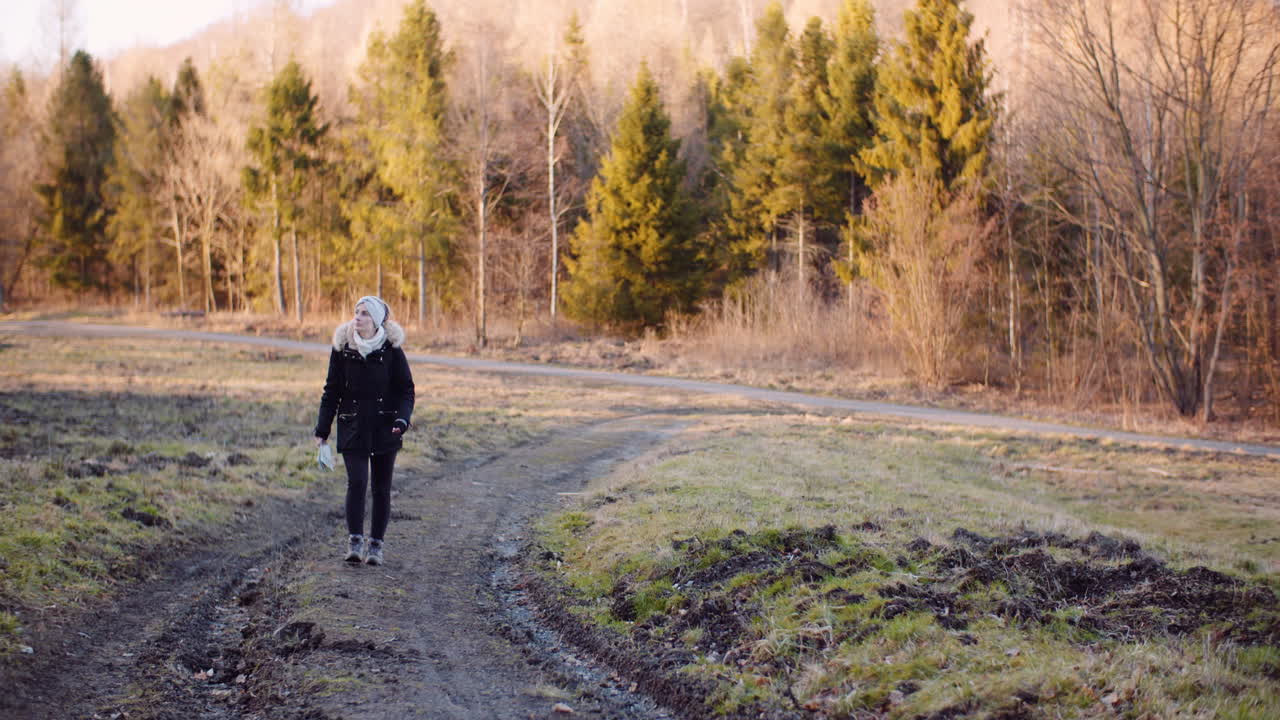 산속 등산로를 따라 걷는 레저 스포츠 관광 11