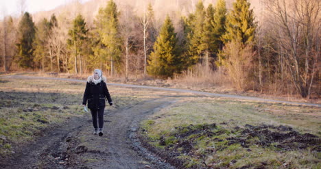 Freizeitaktivitäten-Sporttourist-Wandern-Entlang-Des-Bergweges-In-Den-Bergen-11