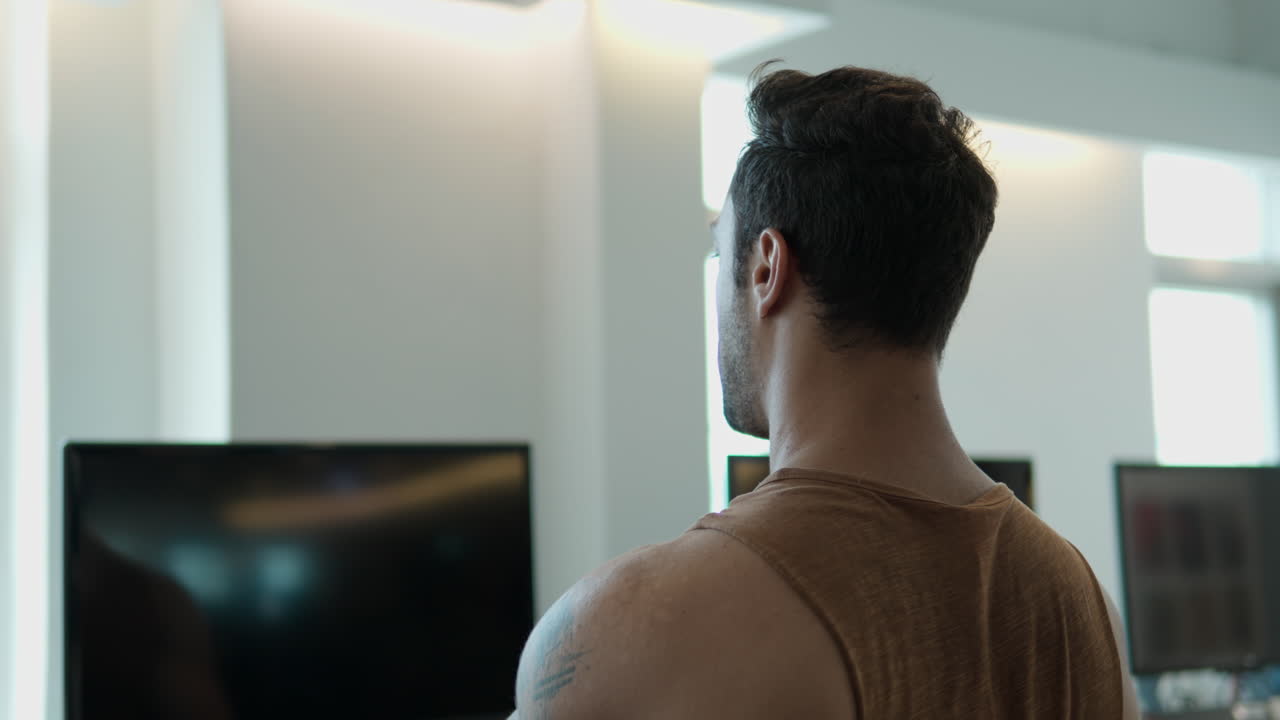 활동적인 남자가 팔과 어깨를 따뜻하게 하고, 근육을  ⁇ 어 운동을 준비하면서 건강 센터에서 트레드밀을  ⁇ 고 있습니다. 어깨 위에서 가까운 느린 동작