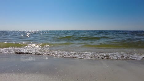 olas chocando contra la playa en un cálido día soleado de verano en clearwater beach, florida