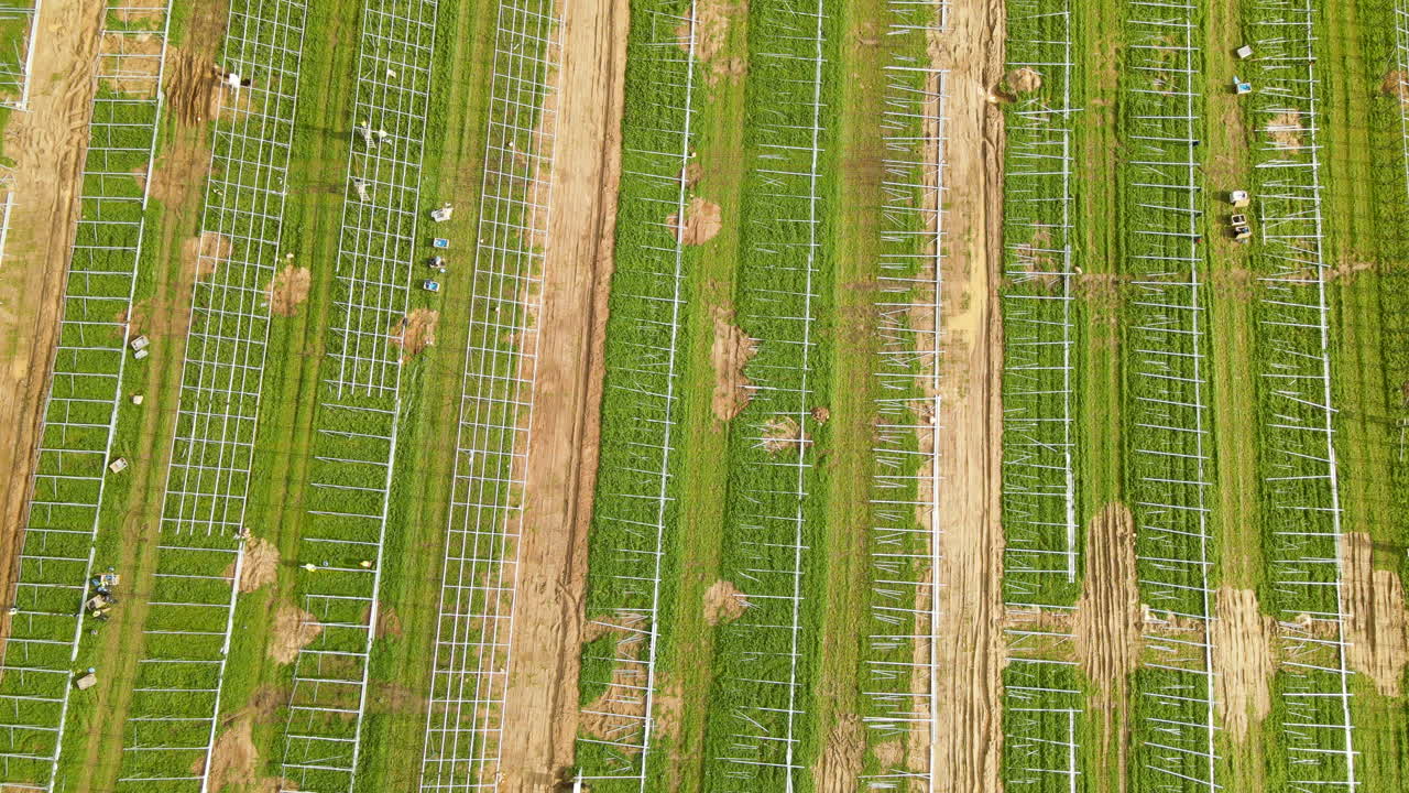 vista aérea de una enorme granja fotovoltaica que se está construyendo en zwartowo, polonia