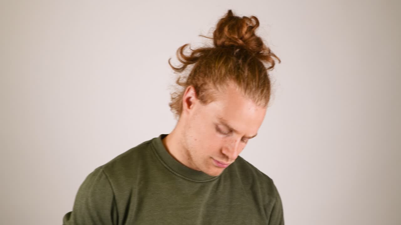 전화에 놀란 반응