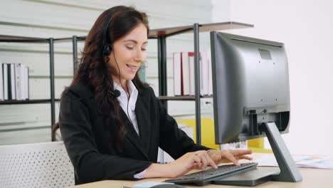 personas de negocios que usan auriculares trabajando en la oficina
