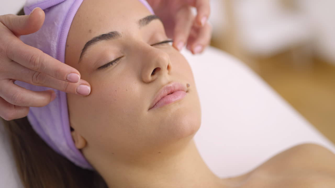 Mulher recebendo uma massagem facial