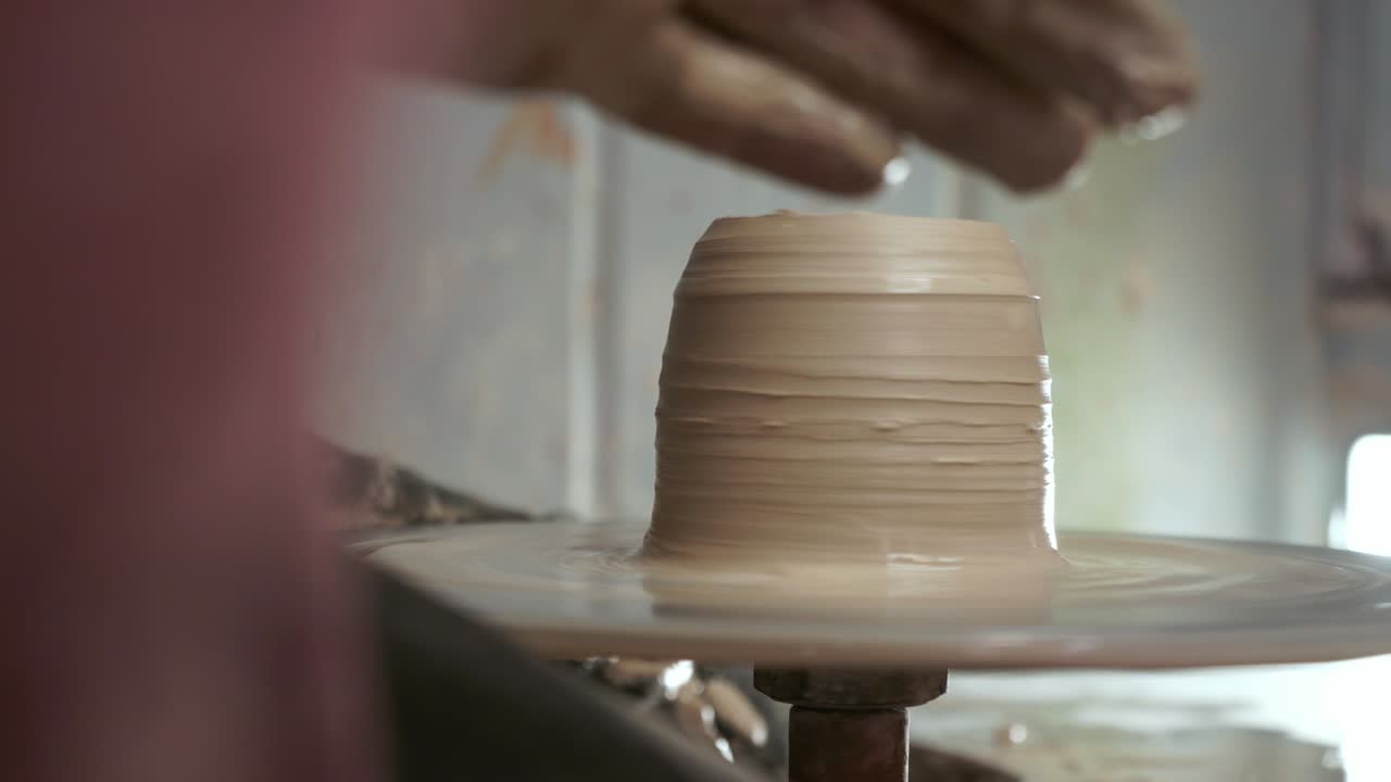 도자기가 여자에게 진 접시를 만드는 법을 가르친다.