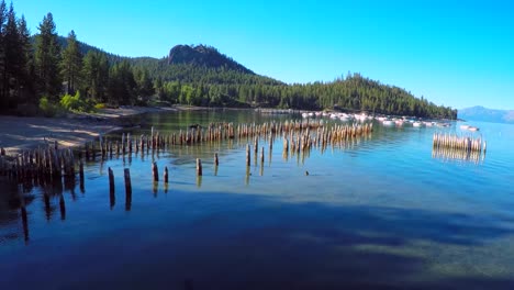 Una-Toma-Aérea-Sobre-Los-Pilotes-Del-Antiguo-Muelle-En-Glenbrook-Lake-Tahoe-Nevada-1