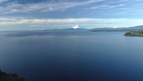 Dolly-Out-Vista-Aérea-Del-Lago-Llanquihue-Con-El-Volcán-Osorno-Al-Fondo,-Puerto-Varas,-Chile