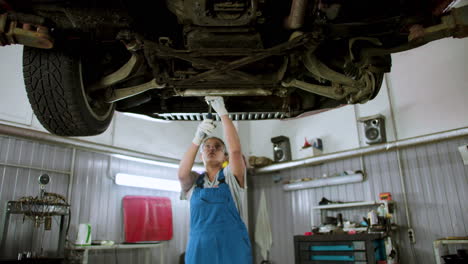 mujer reparando auto