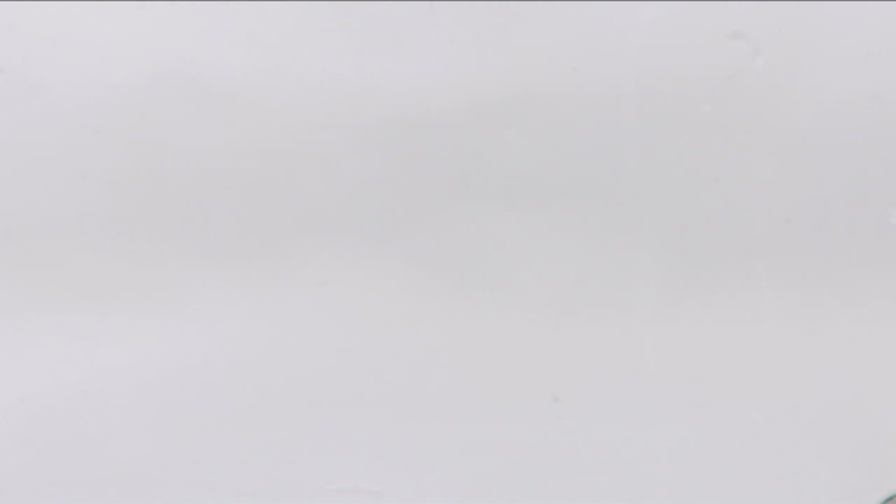 un pez dorado nada de arriba a abajo en su pecera